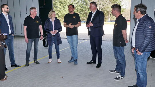 Jens Brechler als Sprecher des Vorstandes (Bildmitte) erläutert dem künftigen Ministerpräsidenten Gordon Schnieder (rechts daneb