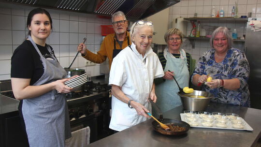 Gute Laune, leckeres Essen: Das Team des Caritas-Mitttagstischs "Gemeinsam" zaubert jeden Dienstag köstliche Gerichte für die an