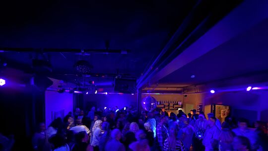 Auf der Tanzfläche im KultWerk in Zollhaus war am Samstag anlässlich der 80er- und 90er-Party viel los.