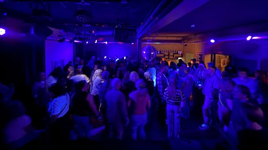 Auf der Tanzfläche im KultWerk in Zollhaus war am Samstag anlässlich der 80er- und 90er-Party viel los.