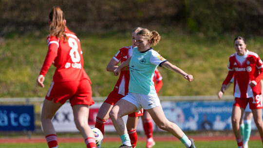 Andernachs Marlene Ganßer (grünes Trikot) gab den entscheidenden Pass, der bei der Reserve von Bayern München (in Rot) zum 1:1-A