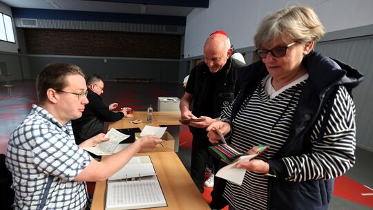 In Niederbreitbach bekommen Wähler ihre Stimmzettel.