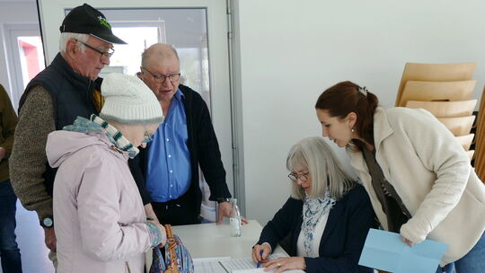 Wahlvorsteher Walter Schäffer hatte im Lohrsdorfer Gemeindehaus alles fest im Griff.