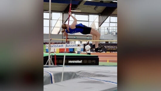 Und drüber: Melanie Opp sicherte sich mit 2,20 Metern in Düsseldorf DM-Silber im Stabhochsprung.