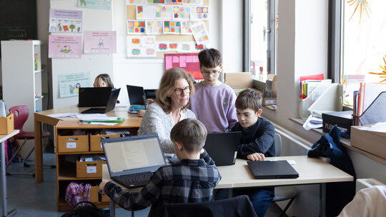 Kerstin Boiler unterstützt die Kinder, wenn sie nicht weiter kommen. Kerstin Boiler unterstützt die Kinder, wenn sie nicht weiter kommen.