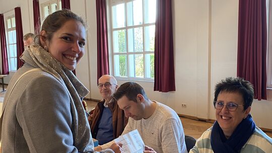 Anne Kremer strahlte beim Wählen in der Laacher-See-Halle mit der Sonne um die Wette.