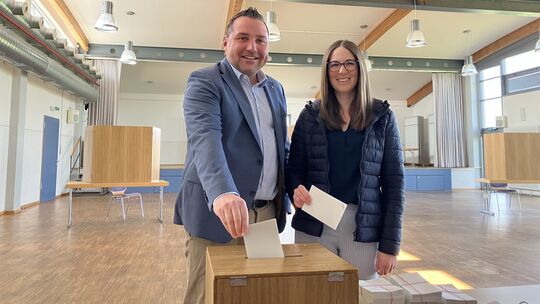 In seinem Heimatort gibt SPD-Direktkandidat begleitet von seiner Lebensgefährtin seine Stimme für die Landtagswahl ab.