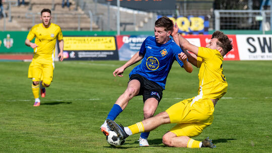 Maximiliam Buchheit (blaues Trikot) gab sein Heimstartelf-Debüt für die TuS Koblenz - und auch er bekam in den Zweikämpfen die I