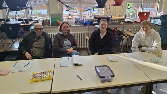 Im Wahllokal in der Grundschule Ehrenbreitstein genehmigen sich auch die Wahlhelfer am Nachmittag einen Kaffee.