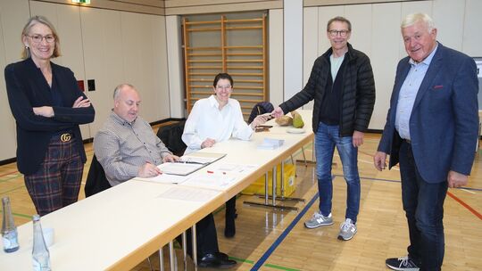 Gute Stimmung herrscht in diesem Wahllokal im Mülheim-Kärlicher Stadtteil Kärlich.