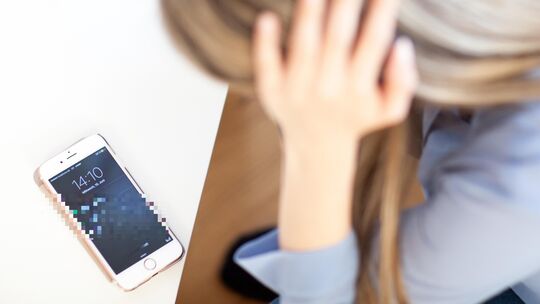 Es gibt auch Stalkerinnen, die Frauen nachstellen - sie gehen teils extrem perfide vor. Viel Psycho-Terror läuft dabei auch über