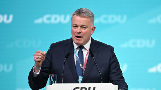 Erste Prognosen besagen: Die rheinland-pfälzische CDU mit Spitzenkandidat Gordon Schnieder könnte die Landtagswahl zum ersten Ma