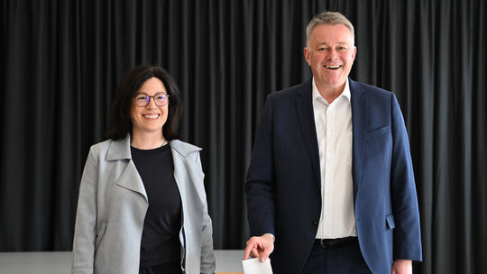 Gordon Schnieder, CDU-Spitzenkandidat für die Landtagswahl in Rheinland-Pfalz, gibt seine Stimme in einem Wahllokal in Birresbor