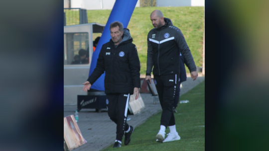 Peter Neustädter (links) und Admir Softic (rechts) sollen den FC Cosmos bis Saisonende trainieren. Zum Auftakt gab es für die be