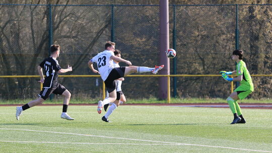 Das Tor zum 2:2-Endstand: Zells Stürmer Jonas Münster (weißes Trikot) überlupft Mont Royals Torwart Max Scherrer und markiert de