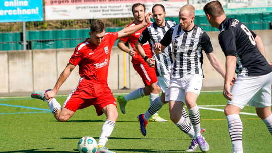 Der VfB Linz II (weiß-schwarze Trikots) war als Favorit in die Partie beim SV Rheinbreitbach gegangen, musste sich letztlich abe
