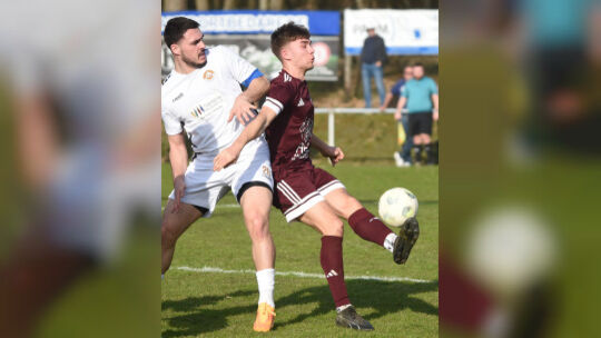 Justus Rech (rotes Trikot) und der FC Schmittweiler kassierten in Hermersberg eine 1:6-Abreibung.