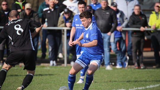 Der TuS Breitenthal (in blau) hatte in Bergen alles im Griff, obwohl er 81 Minuten lang in Unterzahl spielen musste.