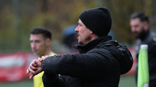 Dem Blick auf die Uhr folgen bange Minuten, ehe Tobias Wirtz, der Trainer des SV Untermosel, und seine Mannschaft dank eines Tre