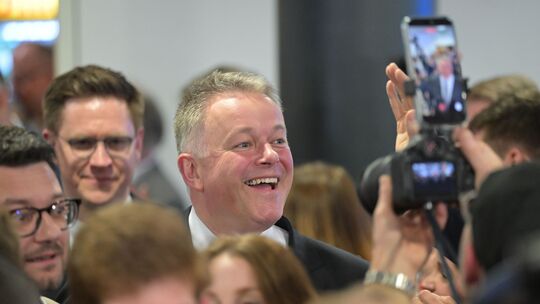 Strahlender Sieger: Gordon Schnieder, CDU-Spitzenkandidat für die Landtagswahl in Rheinland-Pfalz, lacht bei der CDU-Wahlparty.