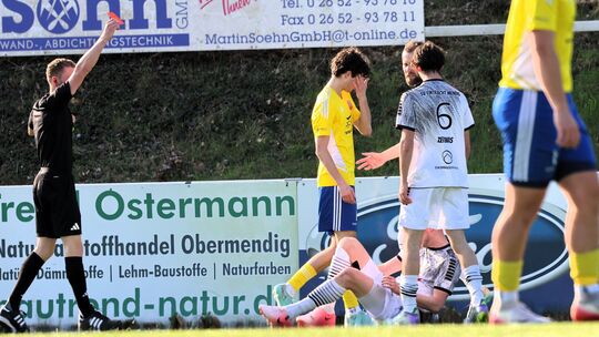 Kirchbergs Enrico Geiß (Mitte) hält sich die Hand vors Gesicht: Er ahnt vermutlich schon, dass dieser Platzverweis komplett verm