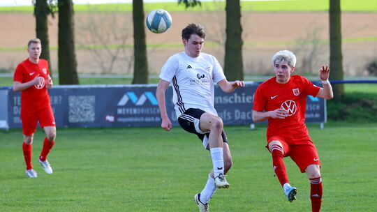 Paul Reisberger (rechts) markierte das 3:0 für den SV Strimmig beim klaren 4:0-Sieg im Spitzenspiel in Buch bei der SG Bell/Buch