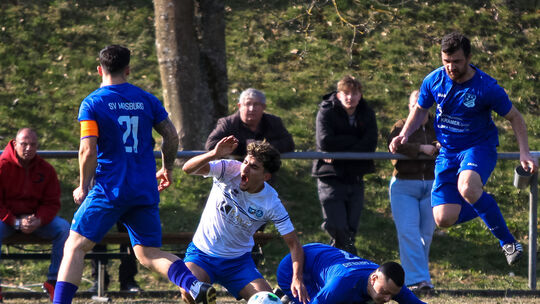 Der abstiegsgefährdete SV Masburg (in Blau) erkämpfte sich gegen den Tabellenvierten SG Bad Breisig ein 1:1-Unentschieden.
