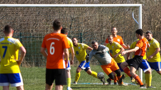 Kein Durchkommen gab es für die SG Brohlbachtal (in Orange-Schwarz) im Gastspiel beim sieglosen Schlusslicht SG Auderath/Alflen,