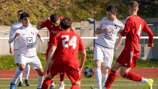 Der SV Windhagen (weiße Trikots) und die SG Hundsangen lieferten sich ein Duell auf Augenhöhe, in dem die Gastgeber letztlich kn