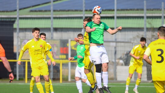 Der TuS Kirchberg II (in Gelb) um Niclas Auler (links) schlug den Tabellenvorletzten SSV Ellenz-Poltersdorf um Torsten Schmidt m