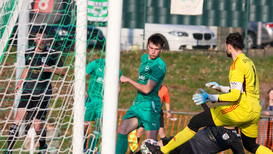 Eine Riesen-Chance für Finn Kley doch der Winterbacher Torwart Samuel Keßler kommt mit dem Fuß noch an den Ball und rettet. Der Eine Riesen-Chance für Finn Kley doch der Winterbacher Torwart Samuel Keßler kommt mit dem Fuß noch an den Ball und rettet. Der