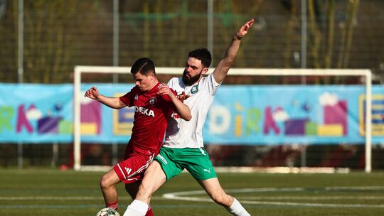 Mülheim-Kärlichs Lauro Männchen (in Weiß-Grün) erzielte mit dem 2:0 beim FV Rübenach mit Marvin Geissen sein erstes Pflichtspiel