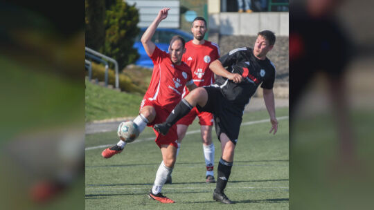 In Schieflage gerieten Dominik Frey (am Ball) und der VfL Simmertal in Sommerloch nicht. Der Tabellenzweite siegte bei der SG Gr In Schieflage gerieten Dominik Frey (am Ball) und der VfL Simmertal in Sommerloch nicht. Der Tabellenzweite siegte bei der SG Gr