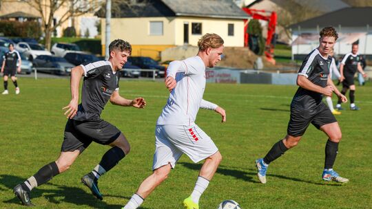 Während es für die SG Herschbach (links Vincent Schmidt, rechts Luca Ebenig) im Abstiegskampf eng wird, ist Kapitän Altrim Pajaz