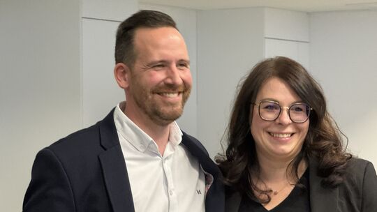 Timo Kanzinger freut sich mit seiner Frau Andrea über den Wahlsieg.