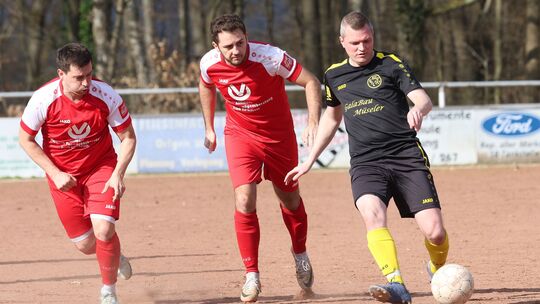 Im Derby beim VfL Oberlahr-Flammersfeld kassierte die SG Ellingen (rote Trikots) eine Niederlage. Dadurch steht die SG nun auf P