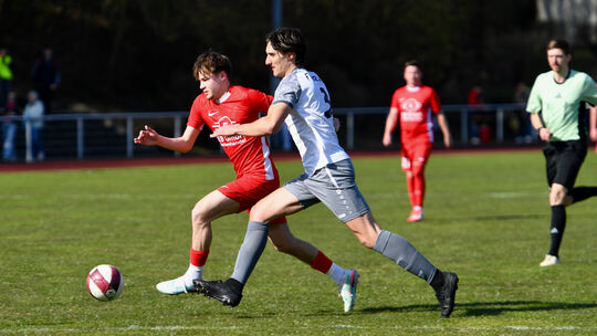 Lennox Simon (links, hier im Zweikampf mit Ivan Serdarusic) erzielte gegen den FC Urbar seine Saisontreffer 20 bis 22 und hatte