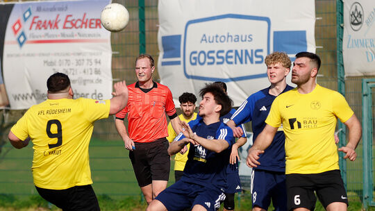 Cihan Yakut (links) und Hayri Gülsen landeten mit dem VfL Rüdesheim in Pfaffen-Schwabenheim das erste Erfolgserlebnis im Jahr 20