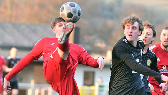 Niederzissens Simon Schäfer (links) behauptet den Ball gegen Grafschafts Lars Maseizik (rechts).