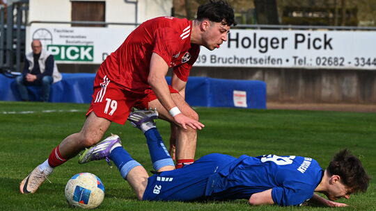 Erneute Bauchlandung: Der VfB Wissen mit Luis Schneider (in Blau) verlor zu Hause gegen die SG Hochwald um 2:0-Torschütze Elias