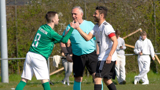 Shakehands vor dem Spitzenspiel: Der Roxheimer Kapitän Niclas Reimann (links) und sein Winterbacher Kollege Johannes Lenhart kla
