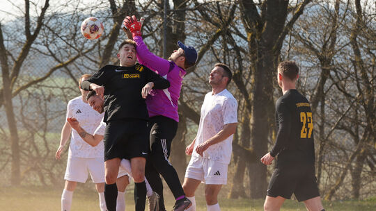 Unnertals Torwart Jens Witkowski hat alle Mühe, um sich gegen Sebastian Schöpfer, den Doppeltorschützen des TuS Hoppstädten zu b