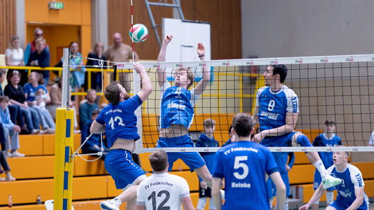 Der TV Feldkirchen (vorne, in komplett blau) drehte die Partie in Boppard und gewann mit 3:2 nach 0:2-Satzrückstand beim TV seba