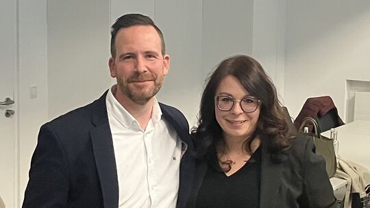 Timo Kanzinger nimmt zahlreiche Glückwünsche von Parteifreunden entgegen. Immer an seiner Seite am Wahlabend: seine Frau Andrea.