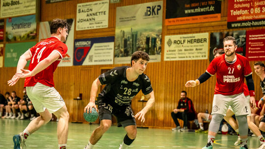 Die HSG Hunsrück (in Schwarz) um Louis Radics schlug im Oberliga-Derby in Kleinich die HSG Kastellaun/Simmern II um Luca Gewehr