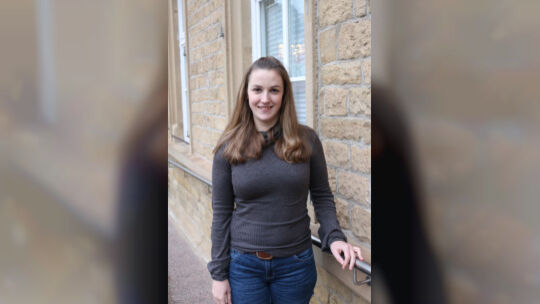 Klimaschutzmanagerin Cindy Lu Theis kümmert sich um Förderprogramme, neue Solarmodule auf den Dächern der öffentlichen Gebäude,