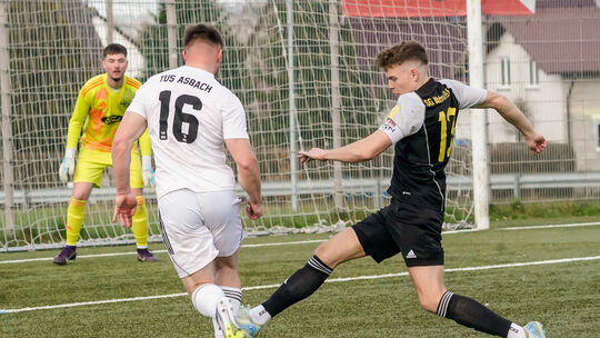 Bennet Lorenz (Nummer 16) schnürte für seinen TuS Asbach einen Dreierpack beim 11:2-Kantersieg gegen die SG Ahrbach. Bennet Lorenz (Nummer 16) schnürte für seinen TuS Asbach einen Dreierpack beim 11:2-Kantersieg gegen die SG Ahrbach.