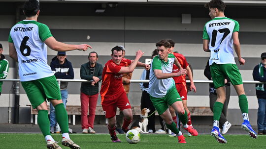 Die Spieler der SG 06 Betzdorf (weiß-grüne Trikots) entwischten ihren Kontrahenten von der SG St. Katharinen/Vettelschoß mehrfac Die Spieler der SG 06 Betzdorf (weiß-grüne Trikots) entwischten ihren Kontrahenten von der SG St. Katharinen/Vettelschoß mehrfac