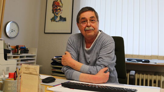 Hausarzt Michael Nentwich in seiner letzten Arbeitswoche in der Praxis in der Bad Sobernheimer Großstraße. Ende März übergibt er