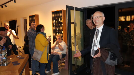 Freudiger Empfang für den Wahlsieger: Helmut Martin (rechts) hatte doppelten Grund gleich zwei Gründe zum Jubeln. Der Bad Kreuzn